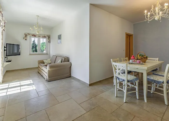 Apartman Amazing Apartment In Pula With Wifi *